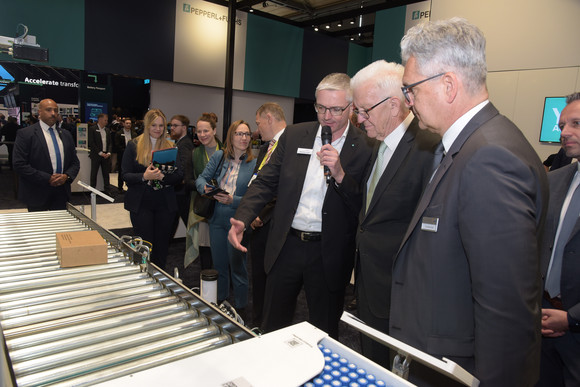 Wirtschaft Kretschmann besucht Hannover Messe Ministerpräsident Winfried Kretschmann (dritter von rechts) am Stand von PEPPERL+FUCHS