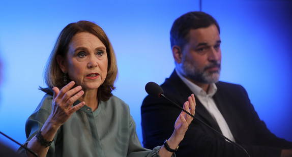 Wissenschaftsministerin Petra Olschowski und Dr. Rolf Frankenberger von der Uni Tübingen