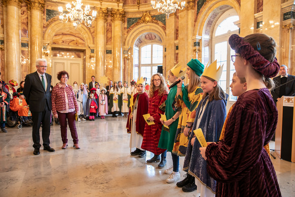Tradition Kretschmann empfängt Sternsingergruppen Ministerpräsident Winfried Kretschmann (l.) zusammen mit seiner Frau Gerlinde (2.v.l.) beim Sternsingerempfang im Neuen Schloss (Bild: Staatsministerium Baden-Württemberg)