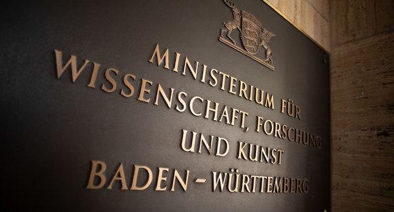 Tafel mit dem Namen des Ministeriums im Eingangsbereich des Wissenschaftsministeriums in Stuttgart