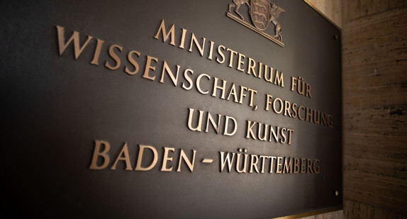 Tafel mit dem Namen des Ministeriums im Eingangsbereich des Wissenschaftsministeriums in Stuttgart