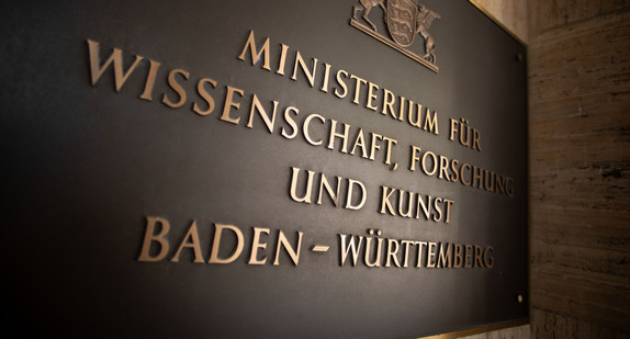 Tafel mit dem Namen des Ministeriums im Eingangsbereich des Wissenschaftsministeriums in Stuttgart