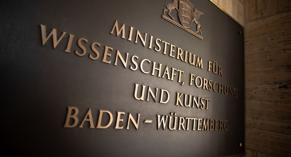 Tafel mit dem Namen des Ministeriums im Eingangsbereich des Wissenschaftsministeriums in Stuttgart