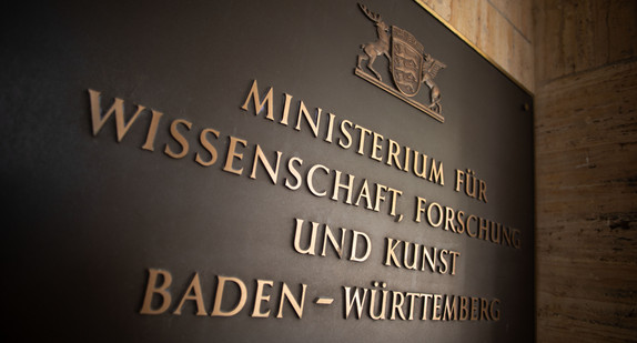 Tafel mit dem Namen des Ministeriums im Eingangsbereich des Wissenschaftsministeriums in Stuttgart