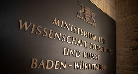Tafel mit dem Namen des Ministeriums im Eingangsbereich des Wissenschaftsministeriums in Stuttgart