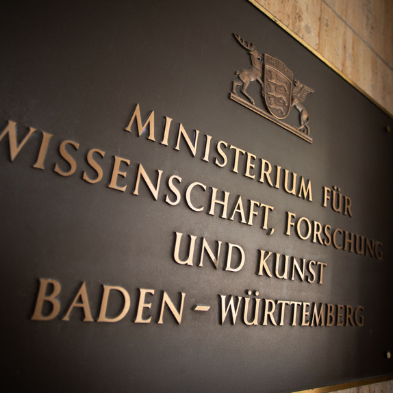 Tafel mit dem Namen des Ministeriums im Eingangsbereich des Wissenschaftsministeriums in Stuttgart