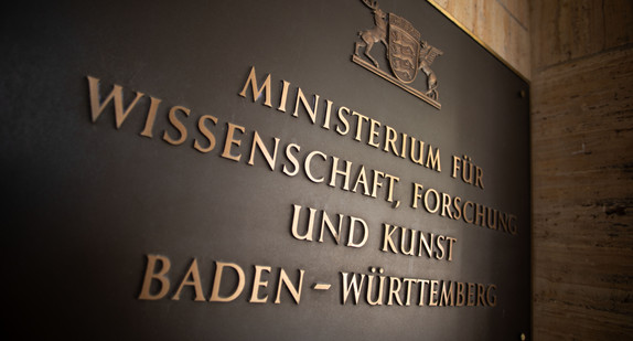 Tafel mit dem Namen des Ministeriums im Eingangsbereich des Wissenschaftsministeriums in Stuttgart