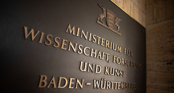 Tafel mit dem Namen des Ministeriums im Eingangsbereich des Wissenschaftsministeriums in Stuttgart