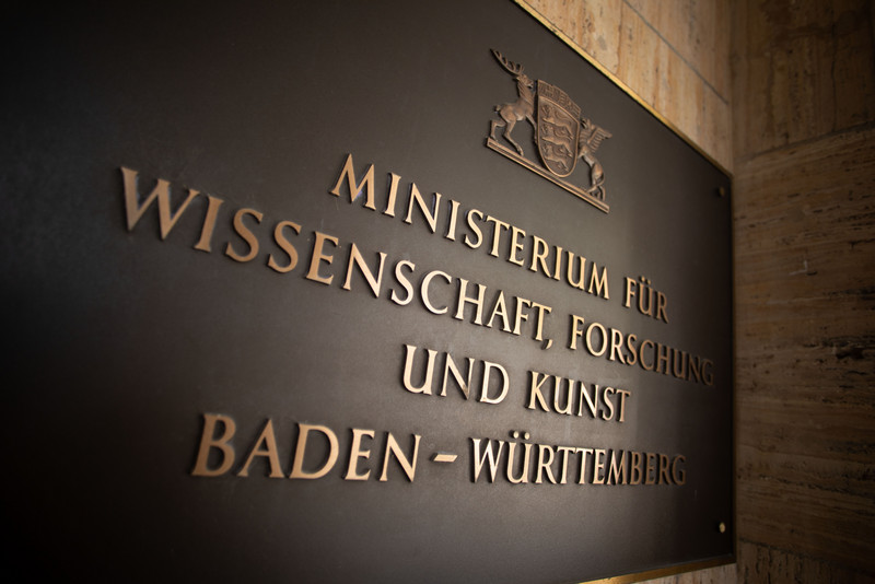 Tafel mit dem Namen des Ministeriums im Eingangsbereich des Wissenschaftsministeriums in Stuttgart