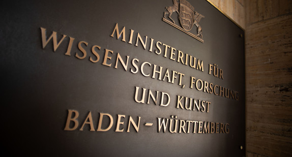 Tafel mit dem Namen des Ministeriums im Eingangsbereich des Wissenschaftsministeriums in Stuttgart
