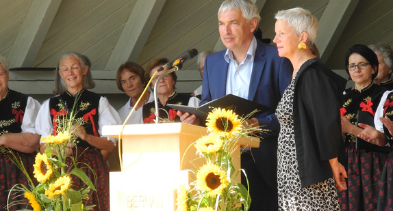 Staatssekretär Jürgen Walter und Andrea Zaumseil bei der Preisverleihung, Foto: Johannes Köpfer 