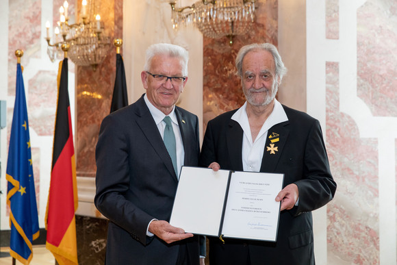 Auszeichnung Verdienstorden des Landes an 18 verdiente Persönlichkeiten Ministerpräsident Winfried Kretschmann (l.) und Felix Huby (r.) (Bild: Staatsministerium Baden-Württemberg)