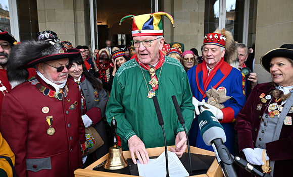 Fastnacht Närrischer Staatsempfang der Landesregierung Ministerpräsident Winfried Kretschmann (Mitte) mit Närrinnen und Narren