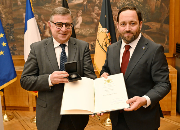 Europa Staufermedaille für Verdienste um europäischen Zusammenhalt Staatssekretär Florian Hassler (rechts) und Gérard Hug (links)