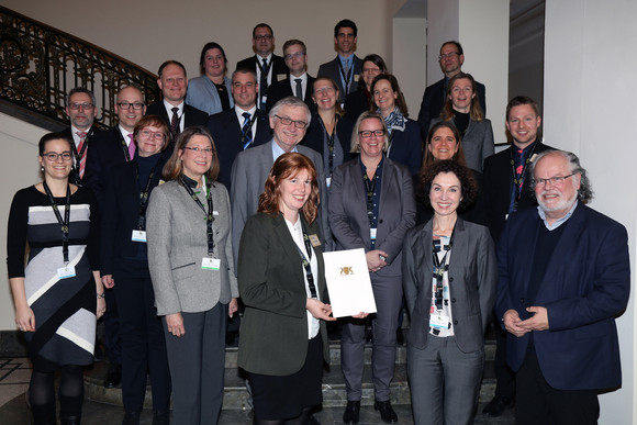Führungsakademie Empfang des 23. Führungslehrgangs im Staatsministerium Gruppenbild des 23. Führungslehrgangs an der Führungsakademie Baden-Württemberg anlässlich eines Empfangs in der Villa Reitzenstein in Stuttgart