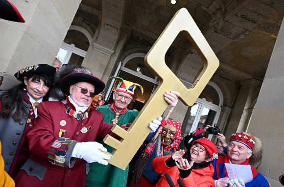 Fastnacht Närrischer Staatsempfang der Landesregierung Ministerpräsident Winfried Kretschmann (Mitte) mit einem großen Schlüssel in der Hand, neben ihm stehen seine Frau Gerlinde sowie Närrinnen und Narren.