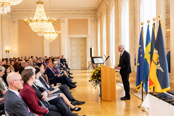 Auszeichnung Verdienstorden des Landes an 22 verdiente Persönlichkeiten Ministerpräsident Winfried Kretschmann (rechts) bei seiner Ansprache zu den Gästen