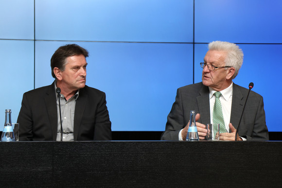 Pressekonferenz Land setzt Bundesteilhabegesetz konsequent um Ministerpräsident Winfried Kretschmann (r.) und Sozialminister Manne Lucha (l.)