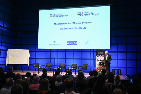 Europa Erstes digitales deutsch-französisches Bürgerportal eröffnet Ministerpräsident Winfried Kretschmann (rechts) bei seiner Ansprache