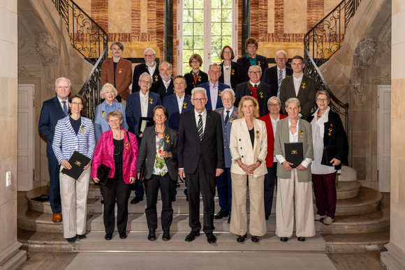 Auszeichnung Verdienstorden des Landes an 22 verdiente Persönlichkeiten Gruppenbild mit Ministerpräsident Winfried Kretschmann (vorne, Mitte) und den Ordensprätendentinnen und Ordensprätendenten