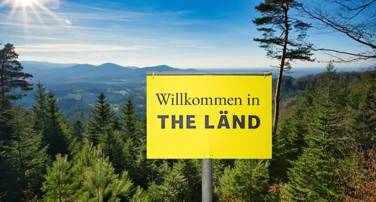 Willkommensschild vor Schwarzwaldkulisse