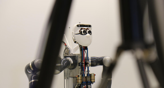 Ein Roboter mit künstlicher Intelligenz