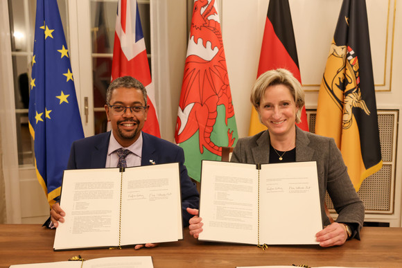 Europa Wales und Baden-Württemberg bauen Zusammenarbeit aus Wirtschaftsministerin Dr. Nicole Hoffmeister-Kraut (rechts) und der walisische Wirtschaftsminister Vaughan Gething (links) präsentieren die gemeinsame Erklärung zur Zusammenarbeit zwischen Baden-Württemberg und Wales.