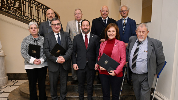 Europa Staufermedaille für Verdienste um europäischen Zusammenhalt Staatssekretär Florian Hassler (vorne in der Mitte) mit den ausgezeichneten Personen