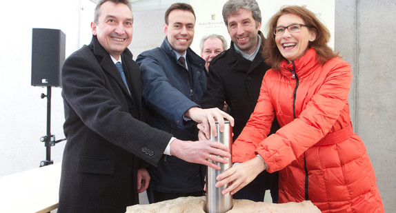 Gruppenbild (v.l.n.r.): Prof. Peter Grathwohl (Universität Tübingen), Minister Nils Schmid, Bernd Selbmann (Vermögen und Bau Baden-Württemberg), Oberbürgermeister Boris Palmer, Ministerialdirektorin Dr. Simone Schwanitz, Foto: Uni Tübingen