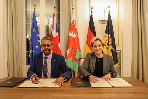 Europa Wales und Baden-Württemberg bauen Zusammenarbeit aus Wirtschaftsministerin Dr. Nicole Hoffmeister-Kraut (rechts) und der walisische Wirtschaftsminister Vaughan Gething (links) bei der Unterzeichnung einer gemeinsamen Erklärung zur Zusammenarbeit zwischen Baden-Württemberg und Wales.