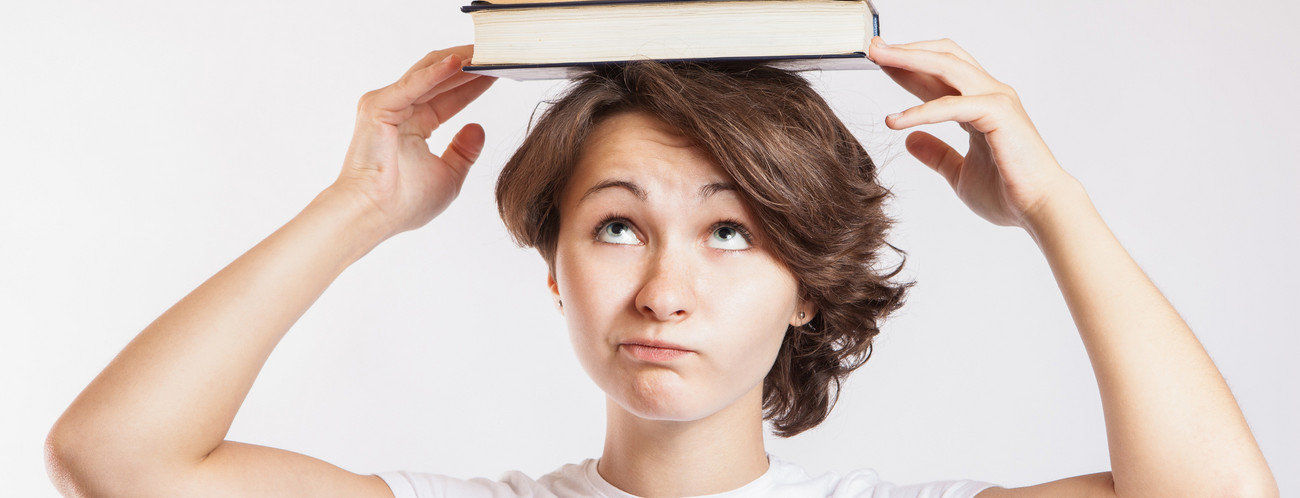 Symbolbild Frau mit Buch auf dem kopf