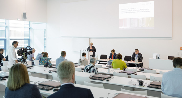 Digitalisierung konkret mit Wissenschaftsministerin Bauer im HLRS Stuttgart, Foto: MWK/Jan Potente 