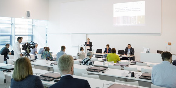 Digitalisierung konkret mit Wissenschaftsministerin Bauer im HLRS Stuttgart, Foto: MWK/Jan Potente 