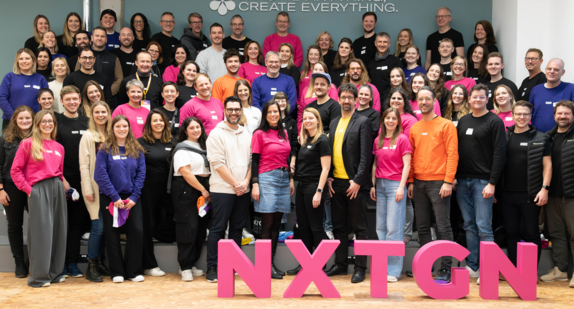 Gruppe von Menschen vor dem NXTGN-Zeichen 