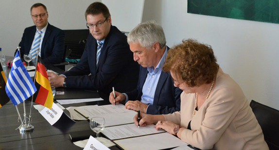 Staatssekretär Jürgen Walter und Dr. Maria Vlazaki, Foto: MWK