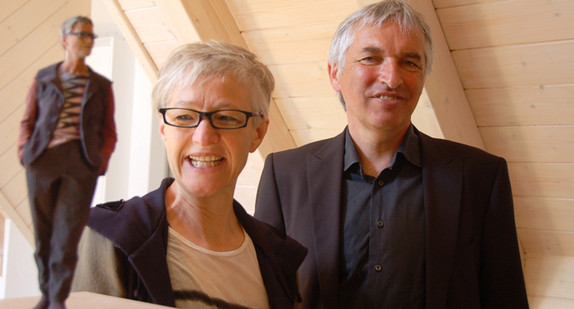 Staatssekretär Jürgen Walter und Karin Sander in der Preisträgerausstellung im Thomamuseum Bernau, Foto: Kathrin Blum