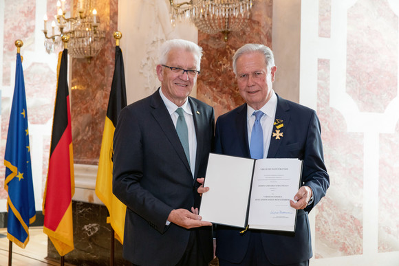 Auszeichnung Verdienstorden des Landes an 18 verdiente Persönlichkeiten Ministerpräsident Winfried Kretschmann (l.) und Minister a. D. Gerhard Stratthaus (r.) (Bild: Staatsministerium Baden-Württemberg)