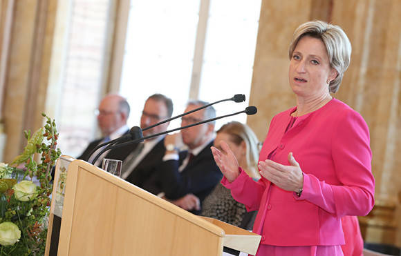 Ausbildung Neues Ausbildungsbündnis unterzeichnet Nicole Hoffmeister-Kraut, Ministerin für Wirtschaft, Arbeit und Wohnungsbau Baden-Württemberg, bei ihrer Ansprache (Bild: Staatsministerium Baden-Württemberg)