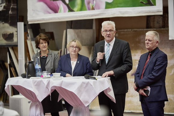 Pressegespräch Land und Stadt stellen sich der Jahrhundertaufgabe Opernsanierung v.l.n.r.: Staatssekretärin im Ministerium für Finanzen, Gisela Splett, Ministerin für Wissenschaft Forschung und Kunst, Theresia Bauer, Ministerpräsident Winfried Kretschmann und Stuttgarts Oberbürgermeister Fritz Kuhn (Foto: Martin Sigmund)