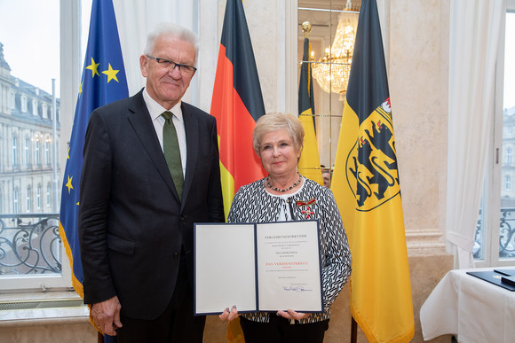 Tag des Ehrenamtes Kretschmann würdigt besonderes ehrenamtliches Engagement Ministerpräsident Winfried Kretschmann (l.) und Gertrud Buck (r.) (Bild: Staatsministerium Baden-Württemberg)