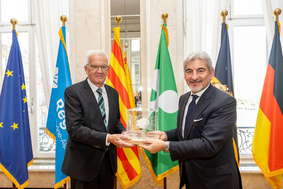 Europa Präsidentschaft der „Vier Motoren für Europa“ übergeben Ministerpräsident Winfried Kretschmann (links) und der lombardische Staatssekretär für internationale Angelegenheiten Raffaele Cattaneo (rechts)