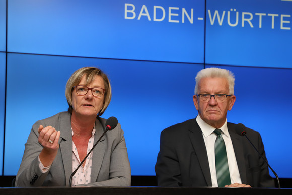 Pressekonferenz Kabinett beschließt Nachtragshaushalt 2018/19 Ministerpräsident Winfried Kretschmann (r.) und Finanzministerin Edith Sitzmann (l.) (Bild: Staatsministerium Baden-Württemberg)