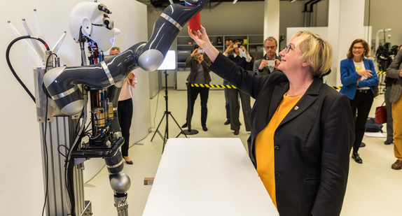 Wissenschaftsministerin Theresia Bauer interagiert mit einem Roboter (Bild: © Jörg Abendroth)