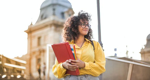 Studentin mit Büchern in der Hand