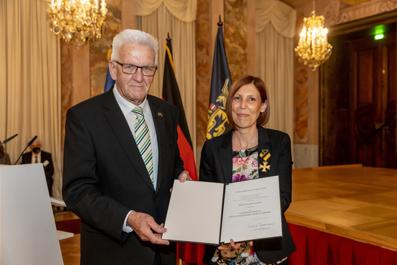 Auszeichnung Verdienstorden des Landes an 21 verdiente Persönlichkeiten Ministerpräsident Winfried Kretschmann (l.) und Katrin Lichy (r.)