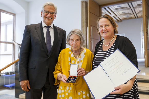 Auszeichnung Verdienstkreuz am Bande für Peggy Schmihing v.l.n.r.: Ulms Oberbürgermeister Gunter Czisch, Peggy Schmihing und Staatssekretärin Theresa Schopper