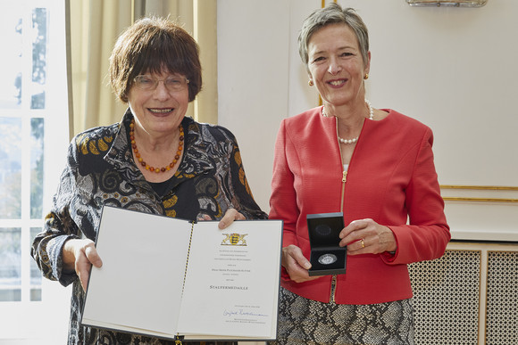 Auszeichnung Staufermedaille an Irene Flückiger Sutter Staatsrätin Gisela Erler (l.) und Irene Flückiger Sutter (r.) (Foto: Staatsministerium Baden-Württemberg)