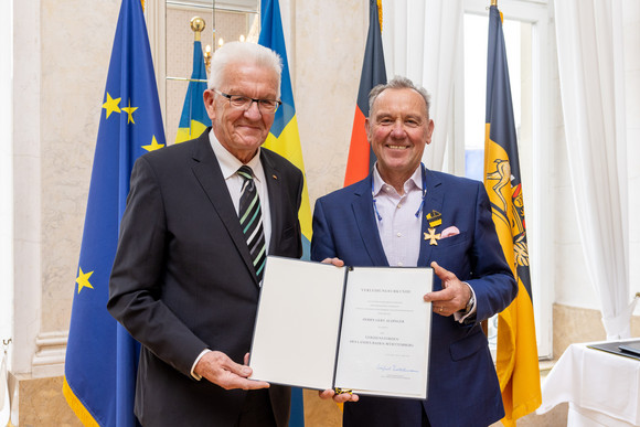 Auszeichnung Verdienstorden des Landes an 22 verdiente Persönlichkeiten Ministerpräsident Winfried Kretschmann (links) und Gert Joachim Aldinger (rechts)