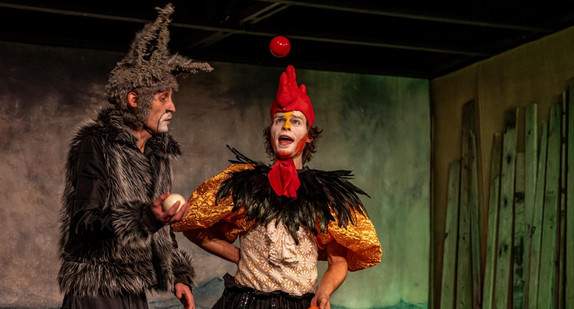 Szene aus "Die Bremer Stadtmusikanten" des Zimmertheaters Rottweil. Zu sehen sind zwei Schauspieler in Hahn- und Eselkostüm.