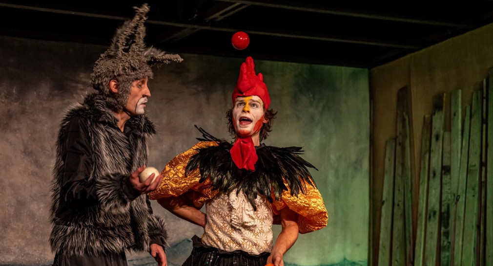 Szene aus "Die Bremer Stadtmusikanten" des Zimmertheaters Rottweil. Zu sehen sind zwei Schauspieler in Hahn- und Eselkostüm.